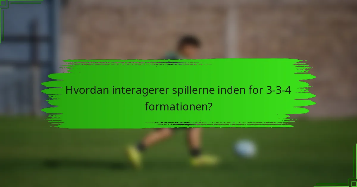 Hvordan interagerer spillerne inden for 3-3-4 formationen?